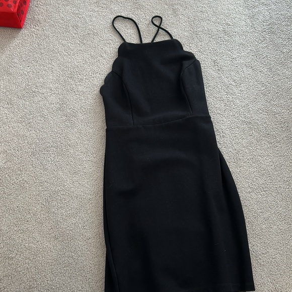 Elegant Black Sleeveless Dress - Picture 3 of 6
